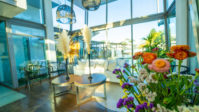 Sala de estar con decoraci&oacute;n natural y amplios ventanales en un hotel boutique