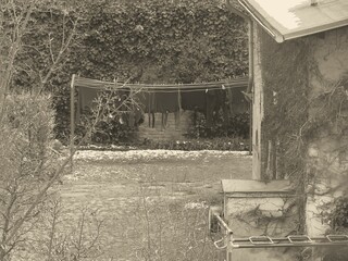 Ein Hof mit Wäsche an einer Wäscheleine, in schwarz weiß 