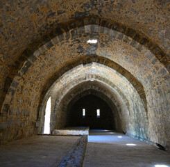 Obraz premium The historical Kirkgozhan Caravanserai in Antalya, Turkey, was built during the Seljuk period.