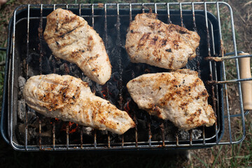 photo Grilled Chicken Breasts on Charcoal Barbecue: Juicy Barbecue Delight for Perfect Outdoor BBQ Experience