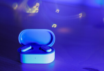 cascos de musica con notas de colores