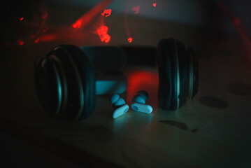cascos de musica con notas de colores