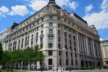 Obraz premium Grand architectural building on a sunny day
