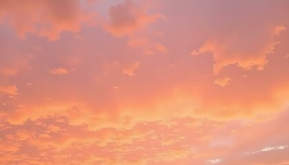 Obraz premium Un cielo lleno de nubes en varios tonos de naranja y rosa, creando una atmósfera cálida y vibrante. Las nubes tienen una apariencia suave y texturizada