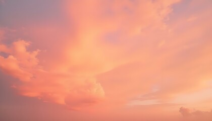 Obraz premium Un cielo lleno de nubes en varios tonos de naranja y rosa, creando una atmósfera cálida y vibrante. Las nubes tienen una apariencia suave y texturizada
