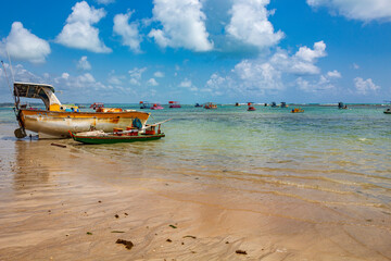 Fototapeta premium barco ancorado e as Piscinas Naturais da Ponta Verde praia de Ponta Verde, Maceió - AL BR 