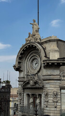 fachada de un edificio en la ciudad de méxico con un reloj