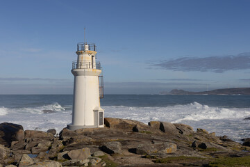 Faro de Muxía, situado en el extremo septentrional de la península de Muxía, en la provincia de La Coruña (Galicia, España).Se conoce también como 