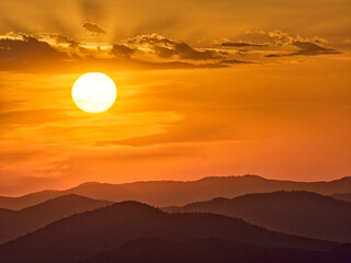 Obraz premium USA, Washington State, Palouse Region. Sunrise from Steptoe Butte with hills and sunrays