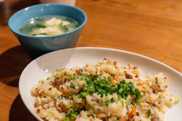 挽き肉とネギの炒飯と豆腐の中華スープ