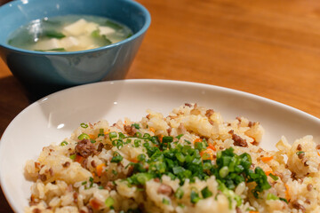 挽き肉とネギの炒飯と豆腐の中華スープ