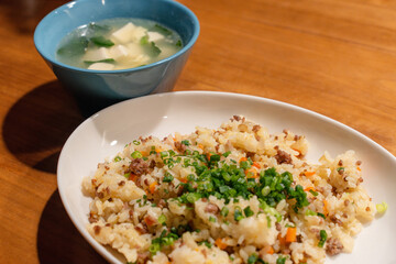 挽き肉とネギの炒飯と豆腐の中華スープ