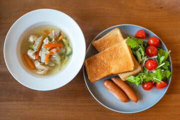 トーストと野菜スープのシンプルな洋風朝食