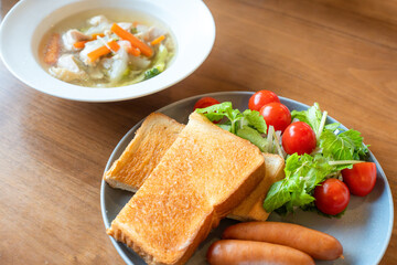 トーストと野菜スープのシンプルな洋風朝食