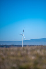 Un paysage avec une &eacute;olienne et un beau ciel bleu 