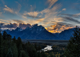 Obraz premium USA, Wyoming. Grand Tetons National Park evening light over the Teton Mountains from the Snake River Overlook