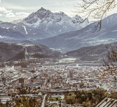 Innsbruck mit Serles im Hintergrund