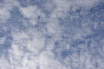 Céu azul com nuvens brancas