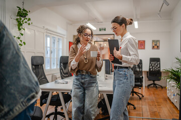Naklejka premium two female colleagues enjoy on the coffee break in the office