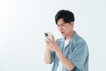 男性　スマートフォン