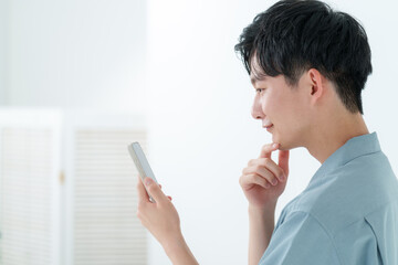 男性　スマートフォン