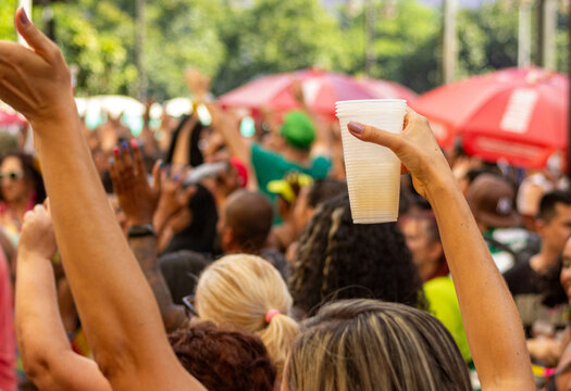 Pessoas comemorando em carnaval de rua de S&atilde;o Paulo. 