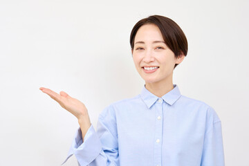 手のひらで左を指す女性　白背景