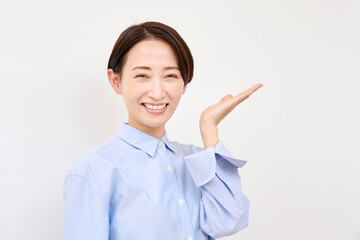 手のひらで右を指す女性　白背景