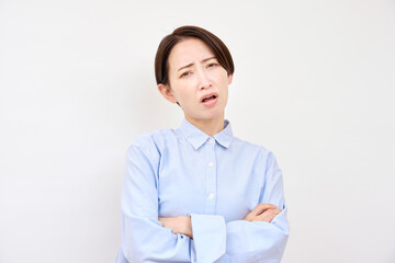 怒る女性クレーマー　白背景