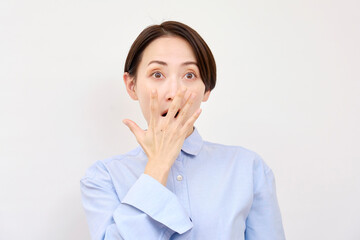 驚く女性　白背景　カメラ目線