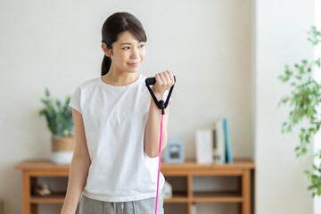 自宅で運動する女性