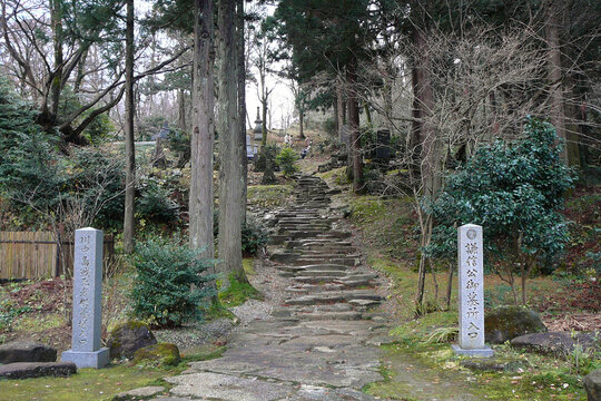 日本：林泉寺／上杉謙信の墓所と川中島戦死者供養塔への入り口／新潟県上越市