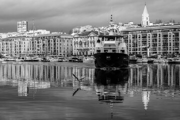 Bateau naviguant dans le Vieux-Port de Marseille