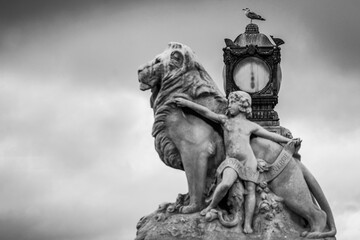 Statues et horloge de l'esplanade de la gare Saint-Charles à Marseille