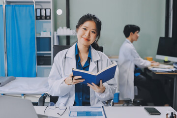 Obraz premium Implement those changes and we can see. Shot of a group of nurses and doctors having a meeting together.