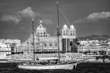 Voilier passant devant la Basilique de La Major à Marseille