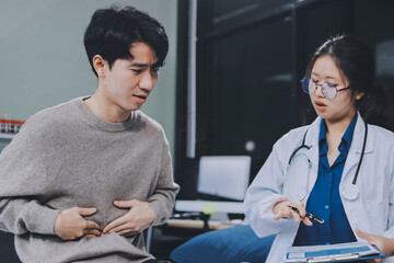 Obraz premium Female physician reads medical history while visiting her patient