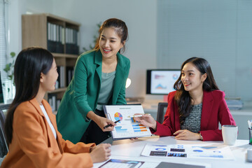 Obraz premium Collaborating on Business Strategy in Modern Office