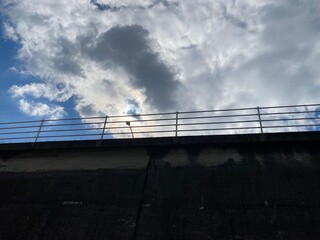 高架脇から見上げる