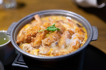 エビフライを卵でとじた鍋料理