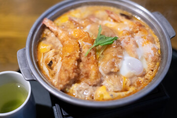 エビフライを卵でとじた鍋料理