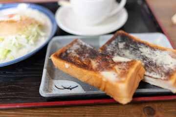 トーストとコーヒーを飲む朝食