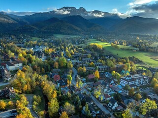 Zakopane: Widok na miasto o poranku, jesienią z drona © Michal45