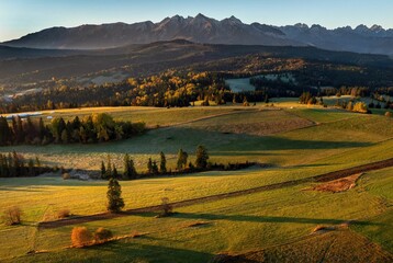 Łapszanka: Widok na Tatry Bielskie jesienią o poranku z lotu ptaka, drona © Michal45