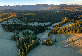 Łapszanka: Widok na Tatry Bielskie jesienią o poranku z lotu ptaka, drona © Michal45