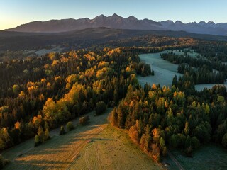 Łapszanka: Widok na Tatry Bielskie jesienią o poranku z lotu ptaka, drona © Michal45