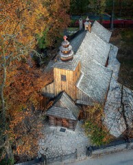 Zakopane: Stary Kościół na Pęksowym Brzysku jesienią z lotu ptaka