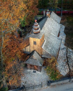 Zakopane: Stary Kości&oacute;ł na Pęksowym Brzysku jesienią z lotu ptaka