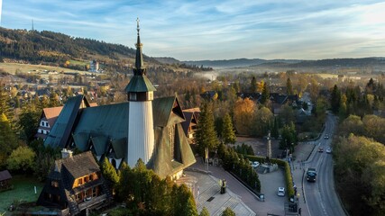 Zakopane: Sanktuarium na Krzeptówkach - widok z drona o poranku jesienią