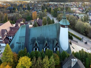 Zakopane: Sanktuarium na Krzeptówkach - widok z drona o poranku jesienią
